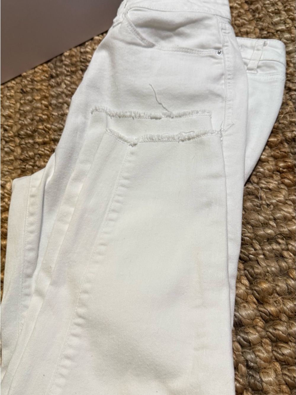 Kensie Jeans White Women’s Skinny Jeans Frayed bottoms, Split Hem, Very Cute.